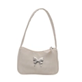 Borsa baguette chic in ecopelle crema con farfalla in metallo argento e tracolla sottile - Bianco