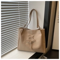 Detail van de licht kaki tote tas met elegante strik en metalen ringverbindingen - Khaki