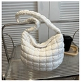 Detalle del bolso de hombro acolchado blanco hecho de nailon ligero con superficie texturizada - Blanco