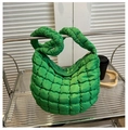 Detalle de bolso tote acolchado verde brillante con cremallera y textura de nailon suave - Verde