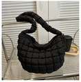 Primer plano detallado de la textura acolchada negra y la tela suave del bolso de hombro - Negro