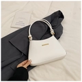 Bolso bajo el brazo trapezoidal blanco chic con textura lichi y detalle nudo - Blanco