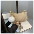 Dettaglio borsa baguette in feltro bianco con cuciture a V e ciondolo pompon di peluche - Cachi (Con Ciondolo)