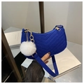 Dettaglio borsa a tracolla blu trapuntata con finiture dorate e ciondolo a pompon bianco - Blu (Con Ciondolo)
