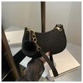 Dettaglio borsa hobo nera trapuntata a V con catena dorata e ciondolo a pompon - Nero (con pendente)