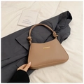 Bolso bandolera color camello con textura de cuero, herrajes dorados y asa con nudo - Caqui