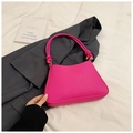 Bolso rosa vibrante con textura de lichi, asa con nudo y detalles metálicos dorados - Rosa Rojo