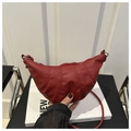 Detalle del bolso croissant granate con costuras plisadas y cremallera metálica plateada - Rojo