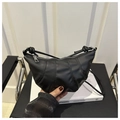 Vista detallada del bolso de cuero negro plisado con cremallera metálica y costuras finas - Negro