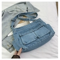 Détail du sac bandoulière en denim rétro avec sangle réglable et deux poches avant - Bleu clair