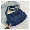 Sac bandoulière rétro en denim bleu foncé avec deux poches à rabat et sangle réglable - Bleu foncé