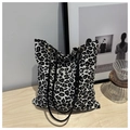 Bolso tote minimalista con estampado de leopardo en blanco y negro y asas de cuero - Negro