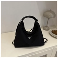 Borsa tote minimalista in nylon nero con placca a triangolo e dettaglio catena - Nero (Senza Ciondolo)
