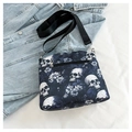 Détail du motif jacquard tête de mort et fleurs sur le sac à bandoulière avec poche zippée - Bleu