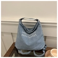 Detailansicht der blauen Denim-Tasche mit weißer Less Mondays More Sundays Stickerei - Hellblau