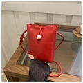 Detalle del mini bolso rojo para móvil con cierre de perla y diseño de cordón - Rojo
