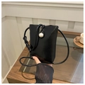 Detalle de mini bolso negro brillante para móvil con cierre de perla y correa de cuerda - Negro