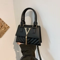 Schwarze Umhängetasche im französischen Stil mit goldenem V-Logo und Quaste - Schwarz
