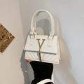 Schicke weiße Mini-Handtasche mit goldener V-Quaste und V-Steppung für Damen - Weiß