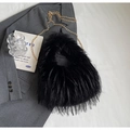 Bolso bandolera de piel sintética negra con cadena dorada sobre un fondo elegante - Negro