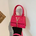 Magenta Mini-Umhängetasche mit Quasten-Detail und goldenem V-Metalllogo-Akzent - Rosarot