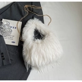 Bolso de hombro de piel sintética blanca con cadena dorada sobre blazer gris - Blanco Roto