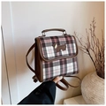 Detail des karierten Rucksacks mit Dackel-Stickerei und dunkelbraunem Kunstlederbesatz - Rosa