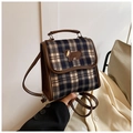 Detailansicht des Vintage-Karorucksacks mit besticktem Dackel-Motiv und Ledergriff - Schwarz