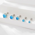 Dettaglio di cinque misure di orecchini a lobo con zirconi blu e castone a quattro griffe - 3mm / Blu