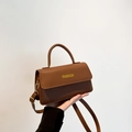 Sac bandoulière marron en cuir grainé avec poignée supérieure et texte mode - Marron