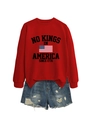 Détail du sweat rouge avec imprimé No Kings et short en denim bleu avec déchirures - S / Rouge (Graphismes Noirs)