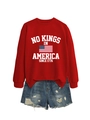 Détail du sweat-shirt rouge imprimé 'NO KINGS IN AMERICA' et short en jean vieilli - S / Rouge (Lettres Blanches Graphique)