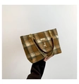 Vintage braune karierte Tragetasche mit Hirschanhänger und goldener Kettenschultergurt - Braun