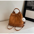 Detalle de bolso saco de pana marrón caramelo con cordón y llavero de peluche de ojo - Marrón con colgante