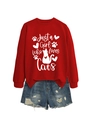Detail van een rode sweater met 'Just a Girl Who Loves Cats' print en denim shortje - S / Rood (Wit Lettertype)