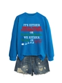 Dettaglio della felpa blu con scritta natalizia e pantaloncini di jeans strappati - Felpa blu lago (motivo bianco)