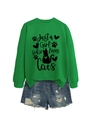 Detailopname van een groen sweatshirt met kattenprint en een blauwe korte spijkerbroek - S / Grasgroen (Zwarte Lettertype)