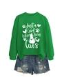 Detail van groene sweatshirt met witte Just a Girl Who Loves Cats bedrukking - S / Grasgroen (Witte Lettertype)
