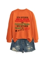 Dettaglio felpa arancione con scritte natalizie e pantaloncini in denim stile vintage - Felpa arancione (motivo testo nero)
