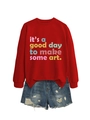 Mise à plat d'un sweat rouge à slogan coloré et d'un short en jean bleu avec déchirures - S / Rouge