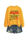 Posa piatta di felpa a maniche lunghe giallo brillante e pantaloncini di jeans con stampa grafica - Felpa gialla (motivo testo nero)