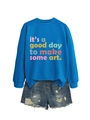 Détail du sweat bleu roi avec lettrage artistique et short en jean court déchiré - S / Bleu Lac