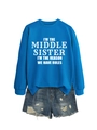 Mise à plat d'un sweat-shirt bleu vif avec slogan et short en jean vieilli - Bleu Lac (Police Blanche)