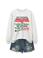 Dettaglio della felpa grigio chiaro con grafica natalizia e pantaloncini in denim blu strappati - Bianco Sporco (Stampa Nera)