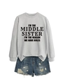 Détail du sweat-shirt gris avec texte 'I'M THE MIDDLE SISTER' et un short en jean - Gris (Police Noire)