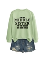 Mise à plat d'un sweat vert menthe avec slogan et d'un short en jean bleu délavé et déchiré - Vert Olive (Police Noire)