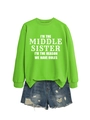 Détail du sweat-shirt vert lime avec texte I'm the Middle Sister et short en jean - Vert Néon (Police Blanche)