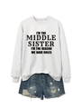 Vue détaillée à plat d'un sweat-shirt gris avec texte middle sister et short en jean - Blanc Cassé (Police Noire)