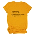 Nahaufnahme des Slogans für Bücher und Kaffee auf dem senfgelben Kurzarm-T-Shirt - S / Senfgelb