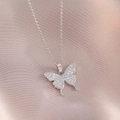 Collier avec pendentif papillon et zircons scintillants sur un tissu en satin rose - Style Papillon (X3622)